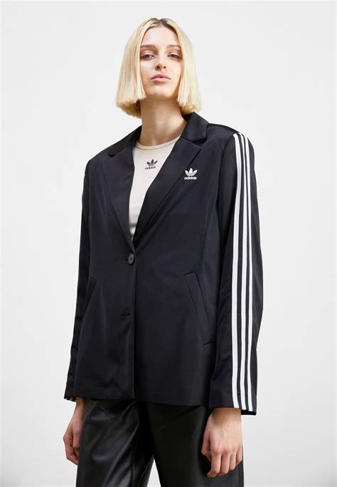blazer met adidas mouwen